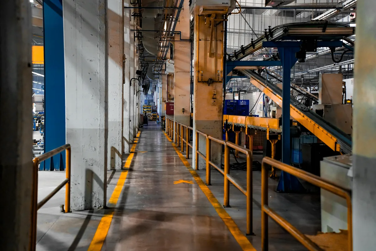 Modular belt Duralink untuk conveyor industri pada area produksi pabrik