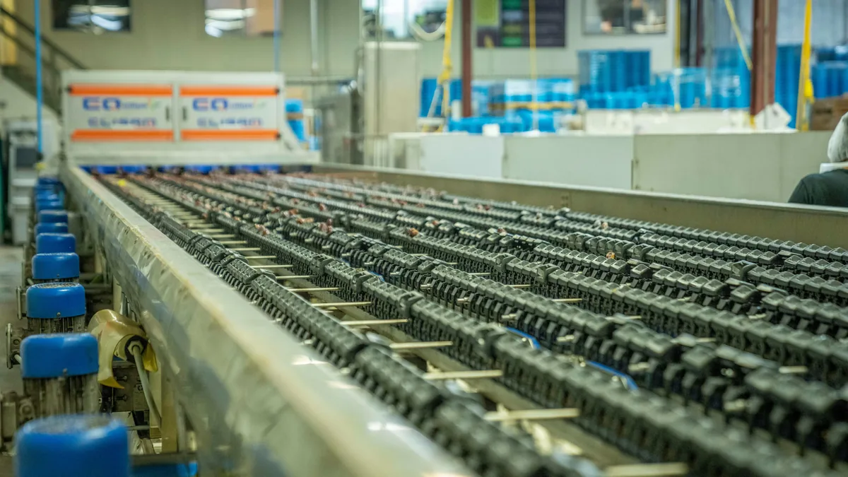 Splicing conveyor belt pada area produksi industri dengan sistem belt berjalan