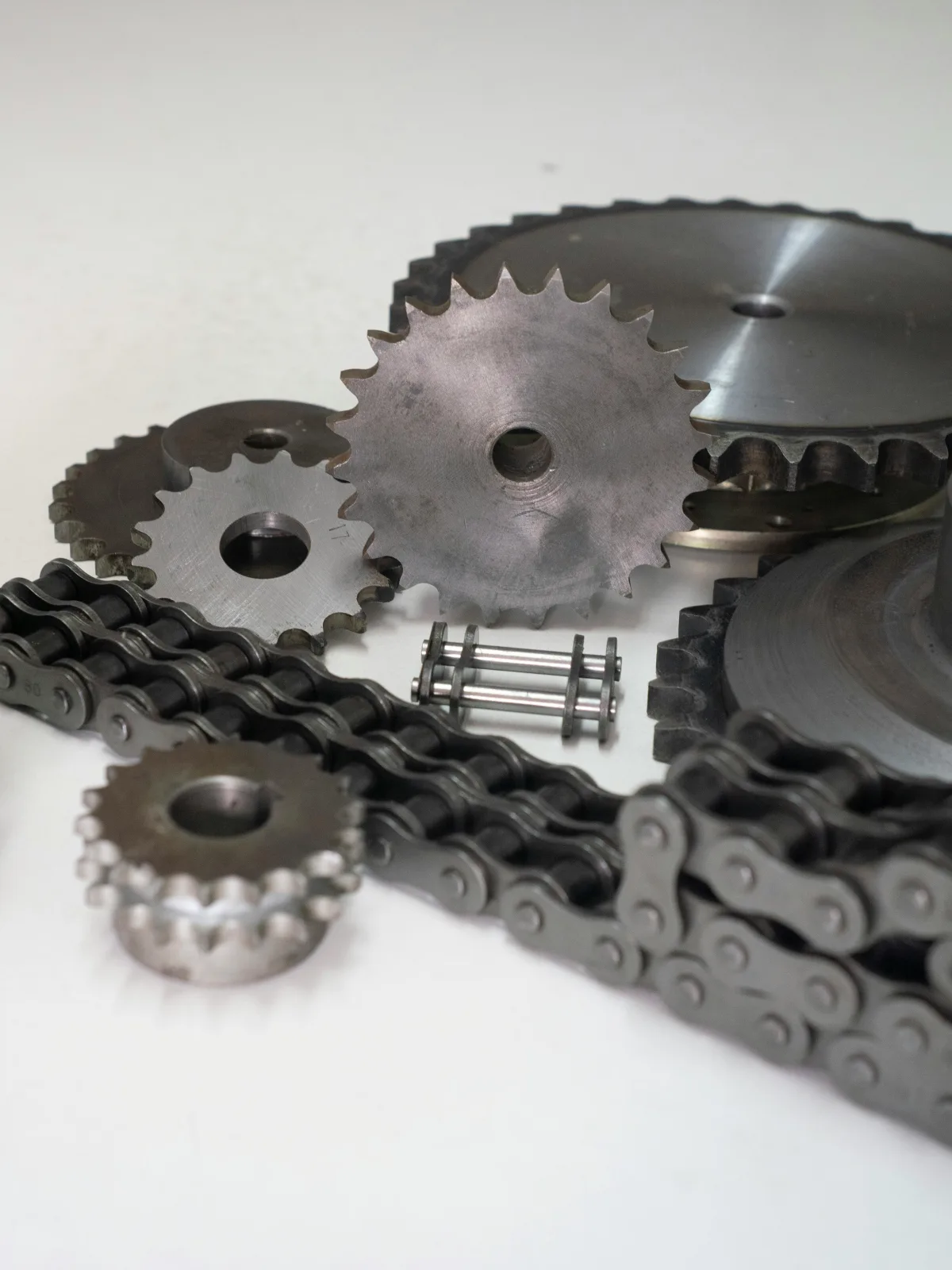 Attachment chain untuk conveyor industri dengan gear dan rantai logam