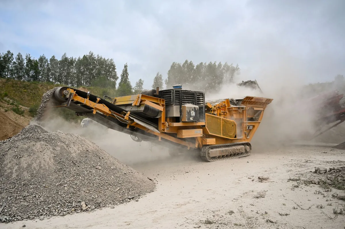 jalur material sebelum masuk crusher